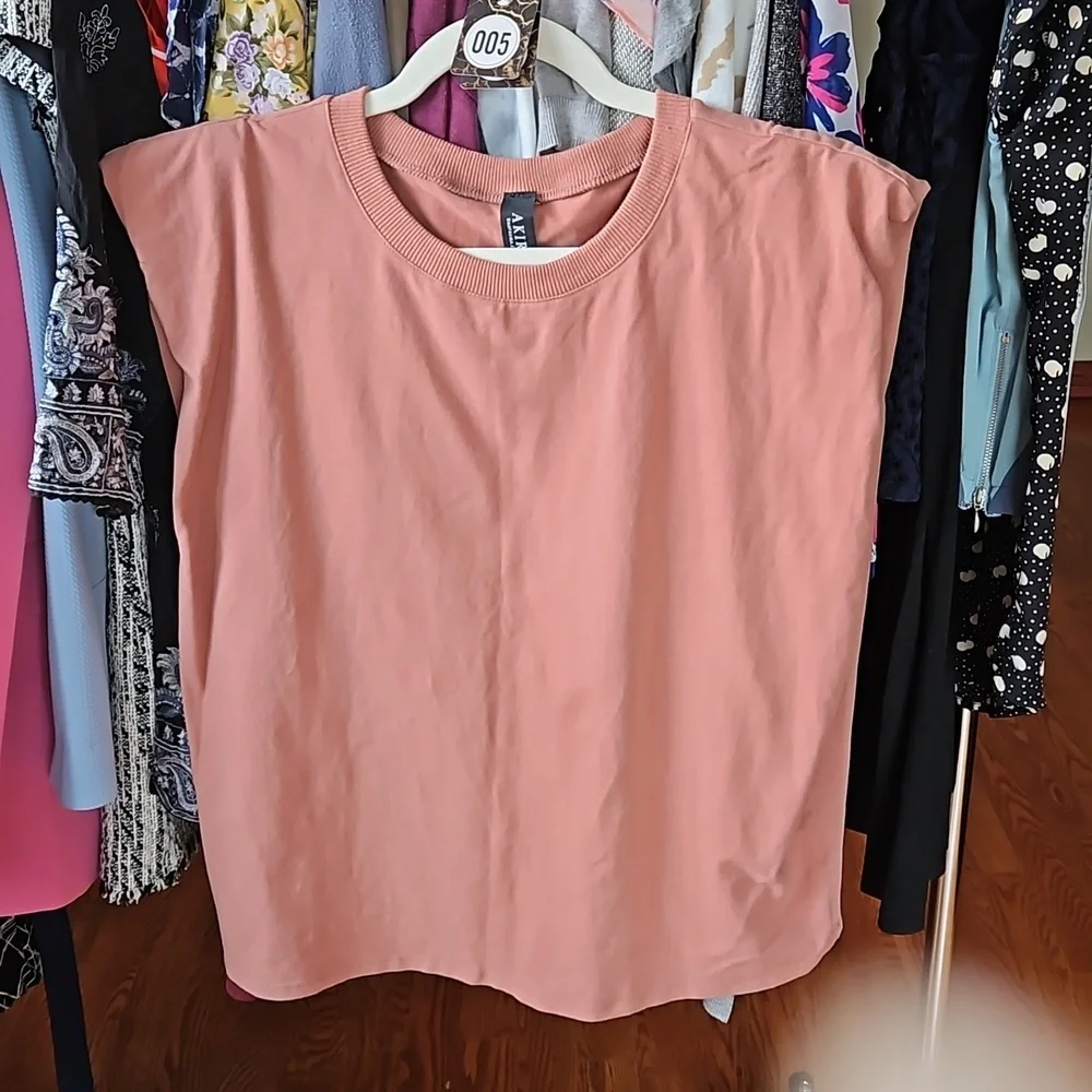 Akira Sleeveless Top [size L]